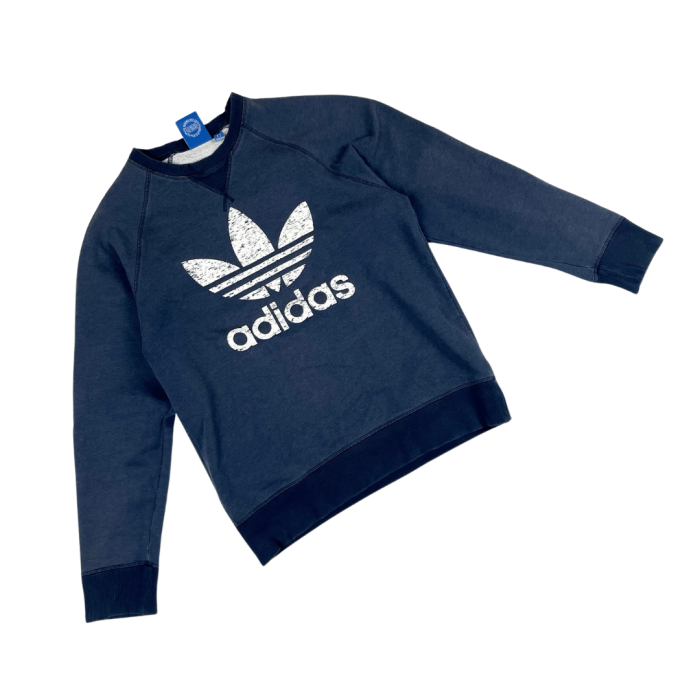 Adidas navy crewneck z dużym nadrukiem (M)