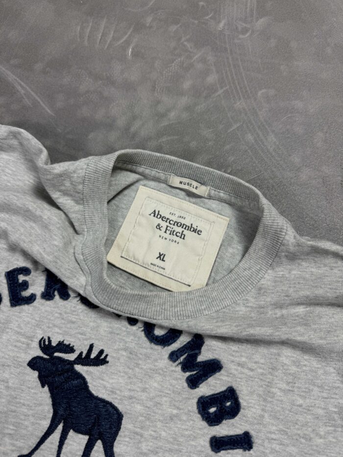 Abercrombie & Fitch T-shirt z dużym printem (L) - obrazek 4