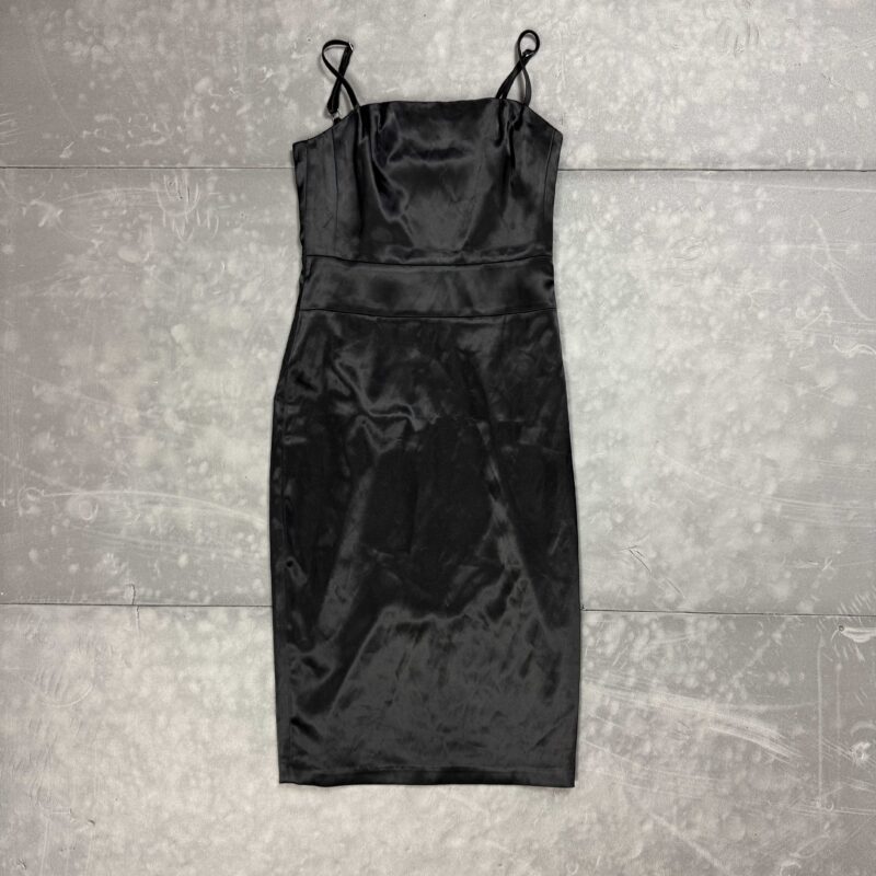 Elegancka satynowa czarna sukienka midi Pretty Girl (S)