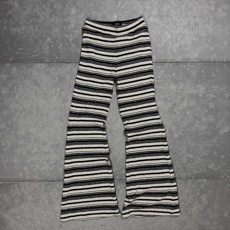 Bershka materiałowe dziargane dzwony spodnie (M)