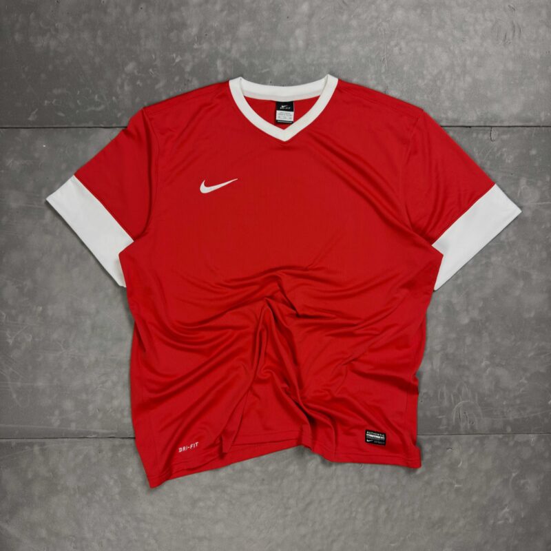 Nike czerwony T-shirt z haftem (XL)